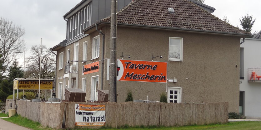 Gebäude mit Banner: "Taverne Mescherin"