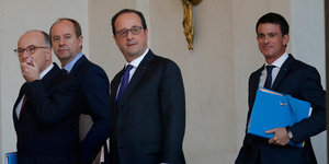 Vier französische Politiker, in der Mitte Hollande