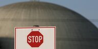 Die Kuppel eines Atomreaktors, davor ein Stop-Schild