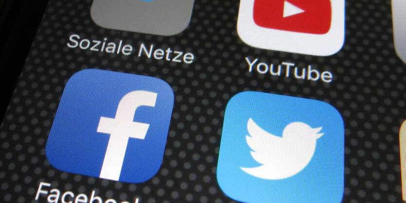 Ein Smartphone-Display mit den Apps Facebook, Twitter und Youtube