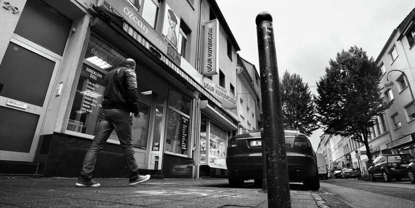 Eine Straße in einer Stadt