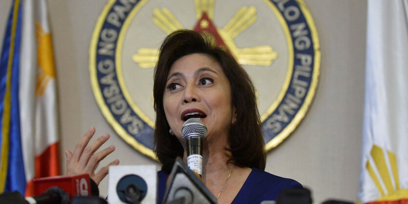 Leni Robredo spricht in ein MIkrofon