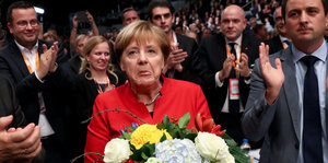 Angela Merkel mit Blumenstrauß auf dem Parteitag