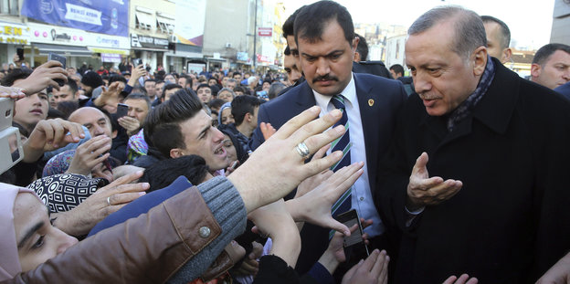 Viele Hände strecken sich Erdogan entgegen