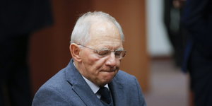 Wolfgang Schäuble mit geschlossenen Augen und zusammengekniffenen Lippen