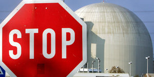 Ein Atomkraftwerk und ein Stop-Schild