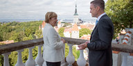 Bundeskanzlerin Angela Merkel und der estnische Ministerpräsident Taavi Roivas 2016 auf dem Balkon der Staatskanzlei in Tallinn. Im Hintergrund ein Kirchturm