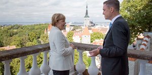 Bundeskanzlerin Angela Merkel und der estnische Ministerpräsident Taavi Roivas 2016 auf dem Balkon der Staatskanzlei in Tallinn. Im Hintergrund ein Kirchturm