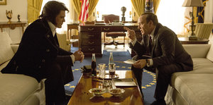 Elvis und Richard Nixon sitzen im Oval Office