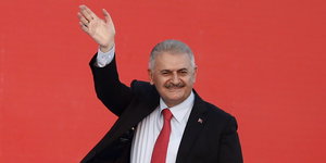 der türkische Ministerpräsident Binali Yildirim winkt