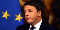 Italiens Ministerpräsident Matteo Renzi steht vor einer EU-Flagge und guckt bedrückt