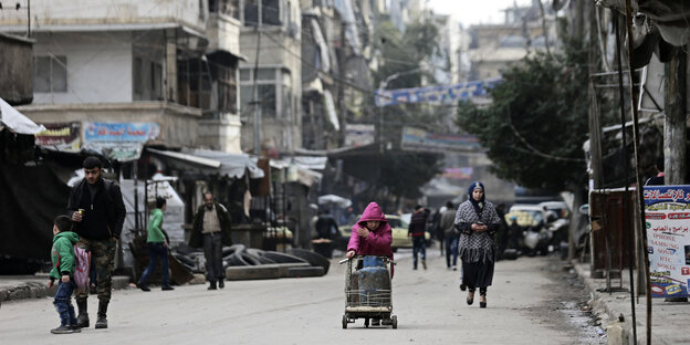 Menschen laufen in den Straßen der syrischen Stadt Aleppo