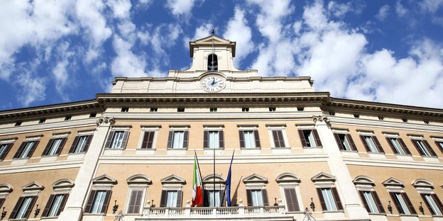 Fassade des Palazzo Montecitorio in Rom, in dem die Abgeordnetenkammer sitzt
