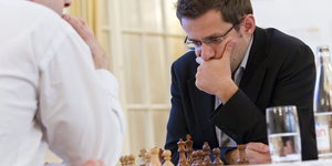 Lewon Aronjan spielt Schach