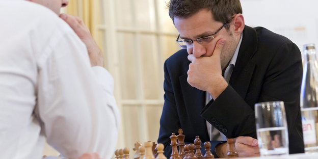 Lewon Aronjan spielt Schach