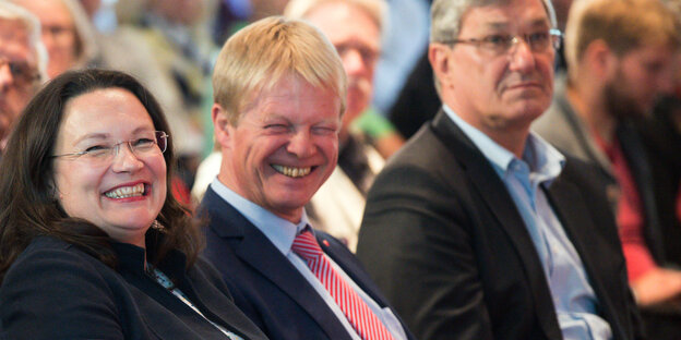 Von links nach rechts sitzen in einer Reihe: Arbeitsministerin Nahles, DGB-Chef Hoffmann und Linke-Parteichef Riexinger
