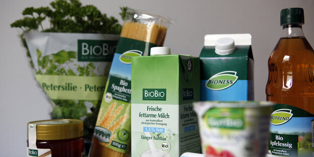 Bio-Produkte verschiedener Lebensmittel-Discounter auf einem Tisch