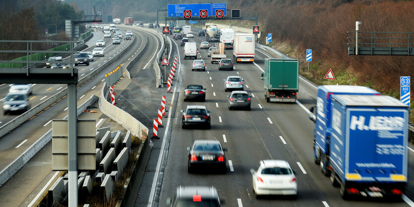 Autos fahren auf einer Autobahn