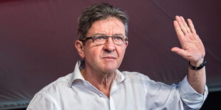 Mélenchon hebt die Hand wie zum Schwur