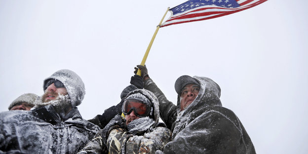 Pipeline-Gegner in North Dakota halten die US-Flagge hoch