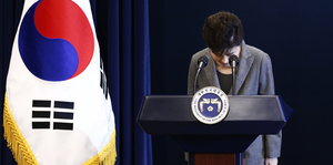 Südkoreas Präsidentin Park Geun-hye verbeugt sich an einem Pult