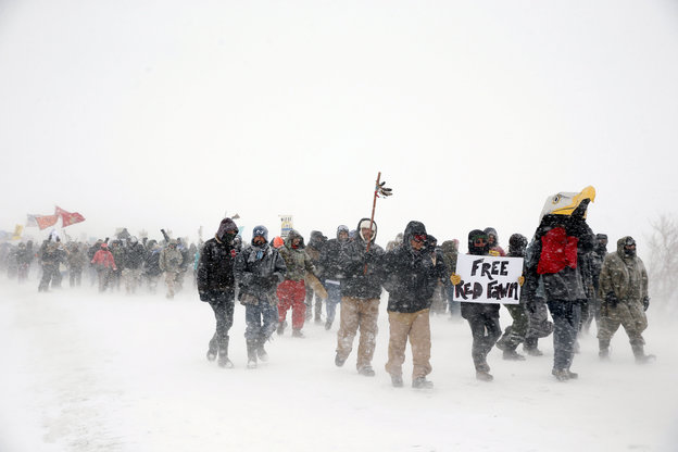 Demonstranten stapfen durch Schneegestöber