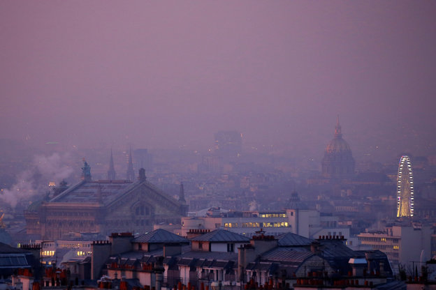 Blick auf Paris im Smog