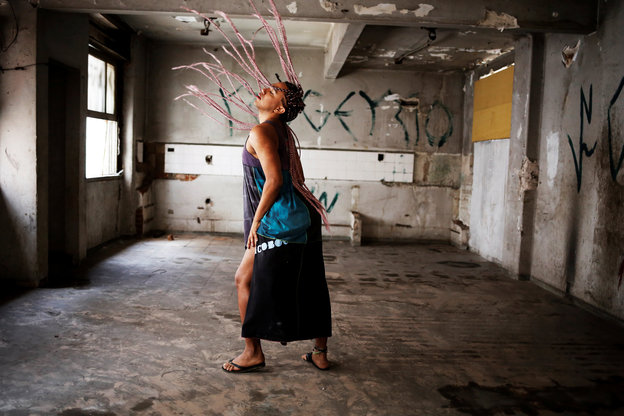 Eine junge Frau tanzt in einem besetzten Haus