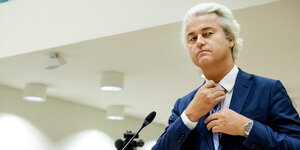 Geert Wilders fasst sich an die Krawatte