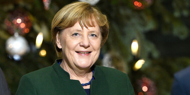 Angela Merkel vor Jahresendzeitbeleuchtung
