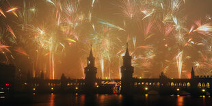 Silvesterfeuerwerk über der Berliner Oberbaumbrücke