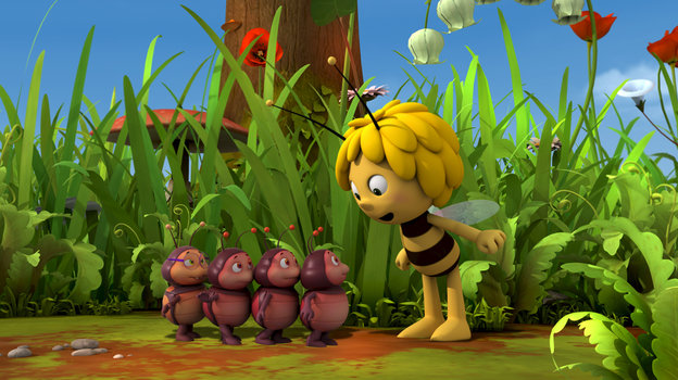 Die Zeichentrickfigur Biene Maja spricht mit vier Feuerkäfern