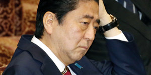 Japans Premier Shinzo Abe hat einen ernsten Gesichtsausdruch