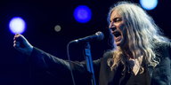 Patti Smith singt leidenschaftlich und streckt die Faust in die Luft