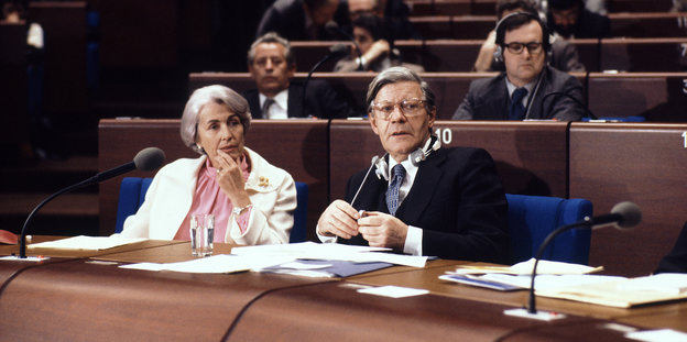 Hildegard Hamm-Brücher und Helmut Schmidt in einem Konferenzsaal