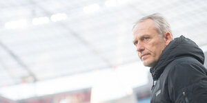 Freiburgs Trainer Christian Streich blickt vor der Partie ins Stadion