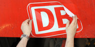 Rotes DB-Logo an einem Zug