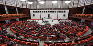 Blick in den Sitzungssaal des türkischen Parlaments