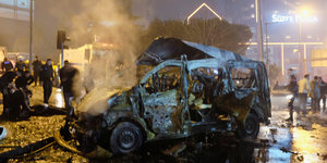 Ein von der Explosion völlig zerstörtes Auto in Istanbul