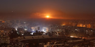 Rauch und Flammen zeichnen sich vor der untergehenden Sonne über Ost-Aleppo ab