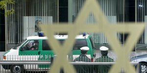 Ein Polizeiwagen steht vor dem Gebäude der jüdischen Gemeinde zu Berlin
