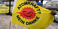 Eine gelbe Flagge mit der Aufschrift "Atomkraft? Nein danke"