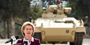 Verteidigungsministerin von der Leyen vor einem der "Marder"-Panzer