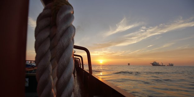 Sonnenuntergang von einem Boot aus betrachtet