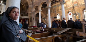 Eine Nonne steht in der koptisch-orthodoxen Kirche, in der bei einem Anschlag über 20 Menschen ums Leben kamen