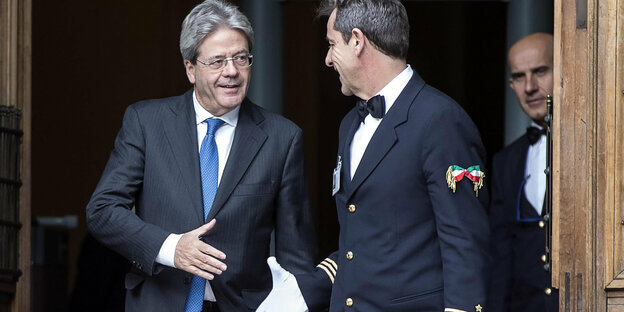 Paolo Gentiloni verabschiedet sich mit Handschlag bei einen Angestellten