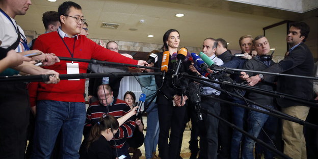 Jelena Issinbajewa vor der Presse
