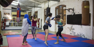 Frauen boxen in einem Sportstudio