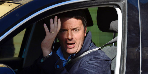 Matteo Renzi winkt vom Fahrersitz aus aus einem Auto