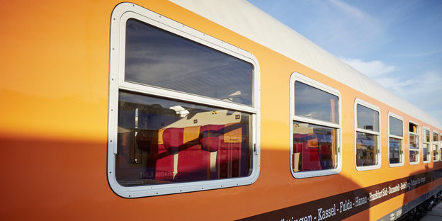 ein orangefarbener Zug